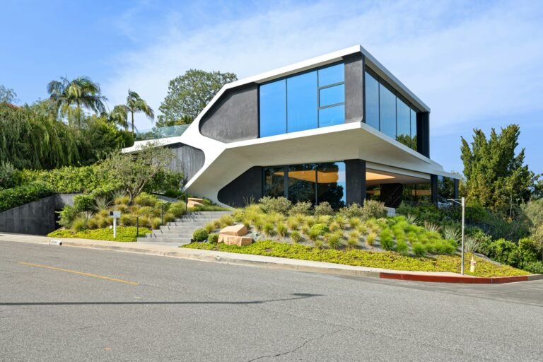 Exterior shot of a modern house in Los Angeles